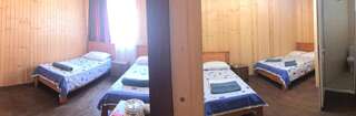 Гостевой дом Guest House Morskaya skazka Пицунда Семейный номер с душем-1