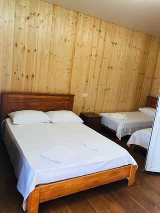 Гостевой дом Guest House Morskaya skazka Пицунда Классический четырехместный номер-4